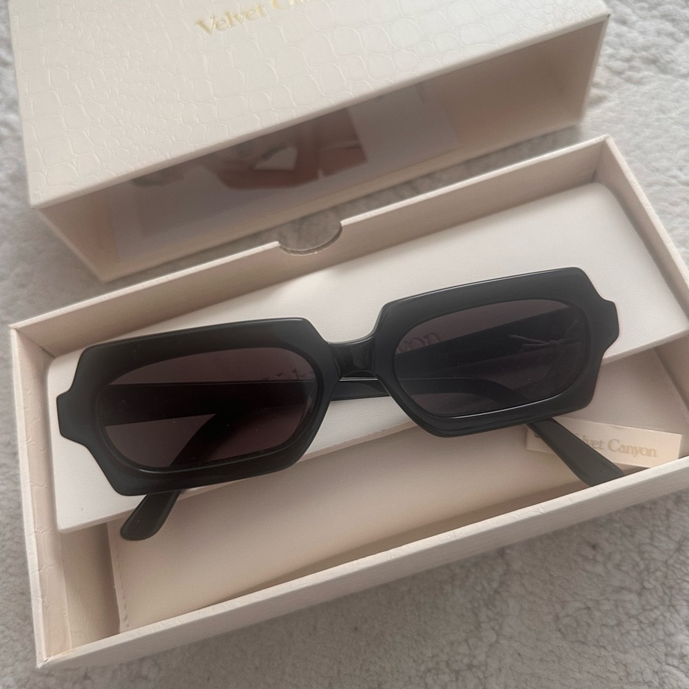 Velvet Canyon Revolution Black Sunglasses NWT